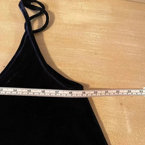 TOBI Relaxed and flowy silhouette with a sexy low back. Navy blue velour fabric. - Picture 8 of 10